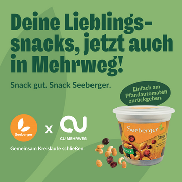Deine Lieblingssnack jetzt auch in Mehrweg! Der Pfandbecher gefüllt mit Seeberger Produkten steht links neben den Logos von Seeberger und CU-Mehrweg